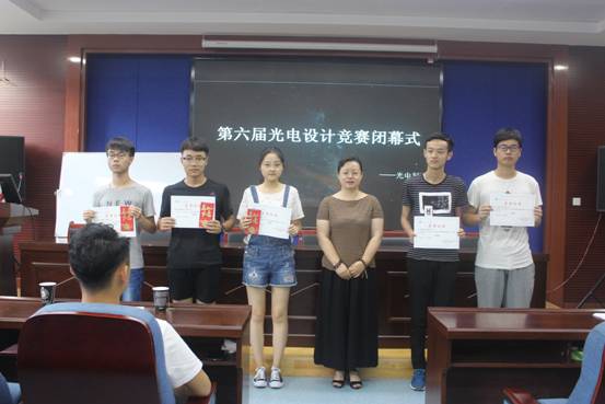 获奖队伍与嘉宾合影(1)